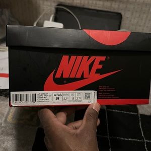 2019
Air Jordan 1 Retro High OG 'Bloodline' size 9